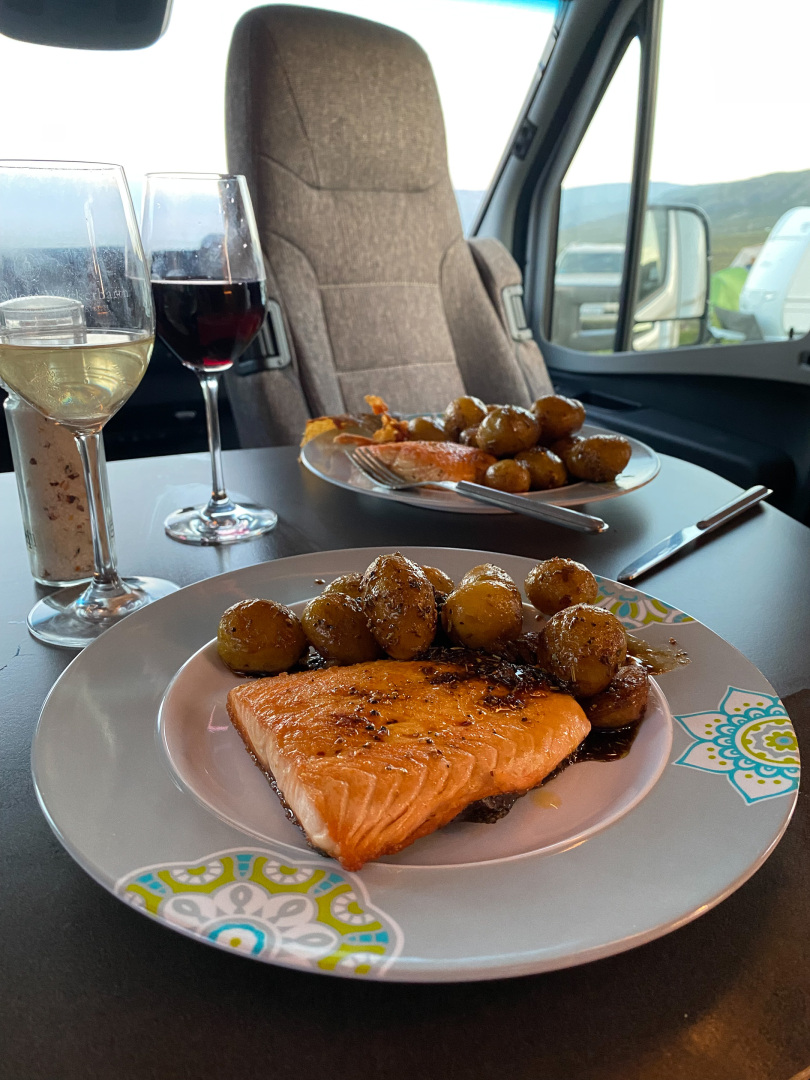 Lachsfilet mit Rosmarin-Honig-Kartoffeln mit den Möglichkeiten