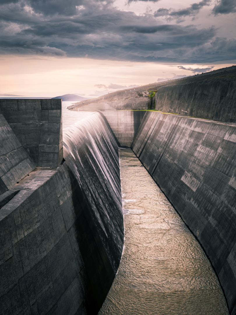 Überlauf der Kárahnjúkar-Staumauer