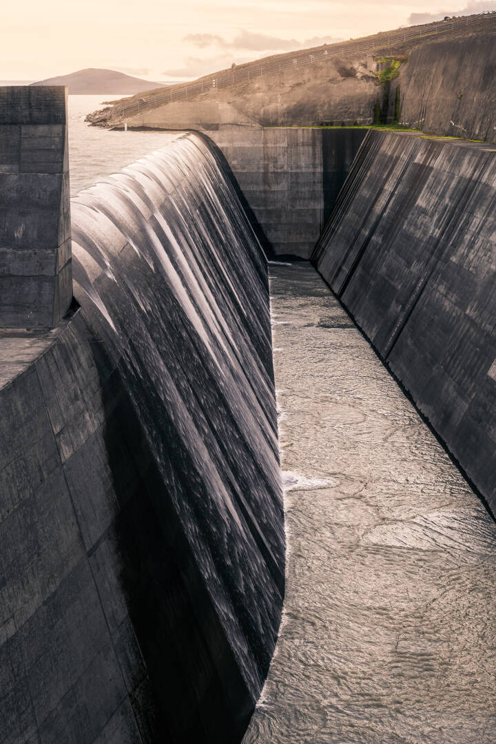 Überlauf der Kárahnjúkar-Staumauer