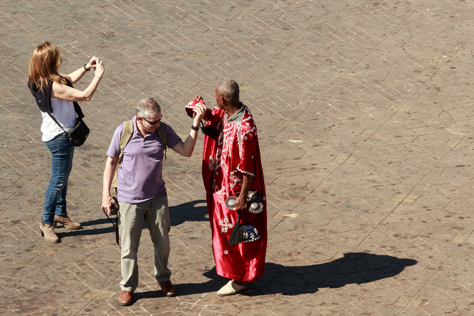 Ein mal Mütze aufsetzen koster 10 Dirham